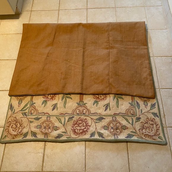 Hooked Wool Rug - Picture 3 of 4